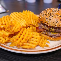 Earl E Byrds - Bacon Cheddar Burger