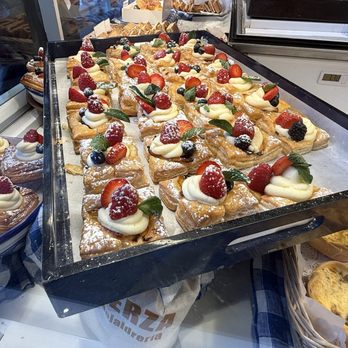 Mercado de San Miguel - Fruit pastries - Farmers Market Near Me - Madrid, M Mercado de San Miguel - Fruit pastries - Farmers Market Near Me - Madrid, M