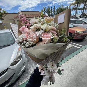 Bloom In Box - Medium handheld pink bouquet - Florists Near Me - La Palma, California