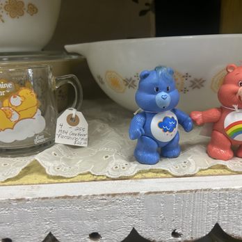 Vintage Pleasures - Antiques Near Me - Fillmore, California