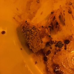Paris 6 - "Crosta" de gergelim aqui no paris6 é basicamente um punhado de gergelim cru jogado no peixe, que deveria ser um salmão.