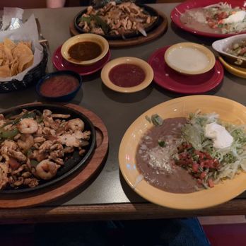 Salsitas Grill - Fajitas (chicken and shrimp), chips w/queso, salsa and guacamole - Tacos Near Me - La Plata, Maryland