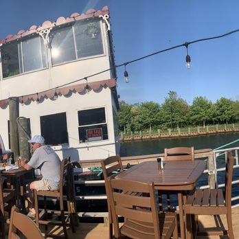 Harbor Crab - Outdoor seating area - American Near Me - Patchogue, New York