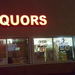 US1 Discount Liquors - Entrance from parking area