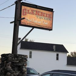 Glennie Tavern - Sign outside
