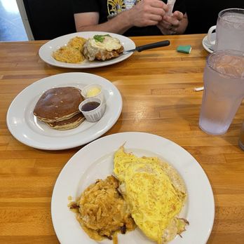 Phoebe's Diner - Pimiento cheese omelette with hash brown casserole, short stack - American Near Me - Austin, Texas Phoebe's Diner - Pimiento cheese omelette with hash brown casserole, short stack - American Near Me - Austin, Texas