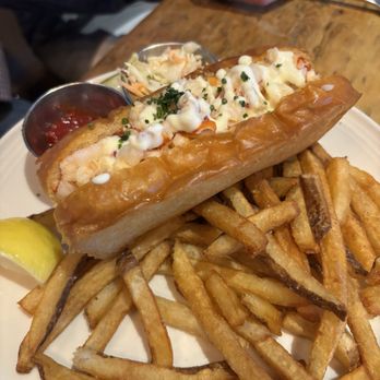 Scales - Lobster roll - hot with butter - Seafood Near Me - Portland, Maine Scales - Lobster roll - hot with butter - Seafood Near Me - Portland, Maine