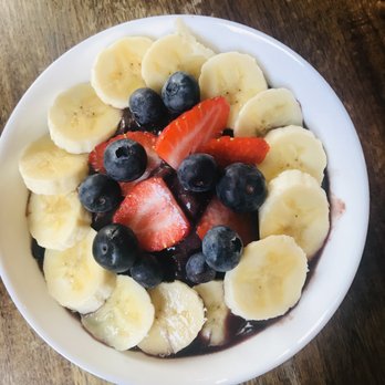 Cedarhurst Cafe - My açaí bowl, topped with banana, blueberries, and strawberries - Cafes Near Me - New Haven, Connecticut