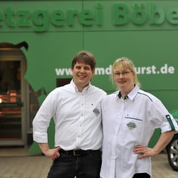 Metzgerei Böbel - Claus und Monika Böbel vor Ihrer Metzgerei in Rittersbach