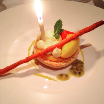 Le Vauban - Dessert: coque amande façon macaron, sorbet mangue & crème passion - French Near Me - Antibes, 06