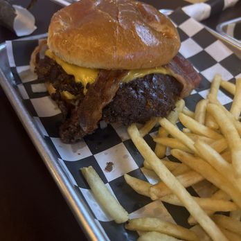 Arctic Wolf Ale House - Fabulous Bacon Cheese Burger. The fries were awesome too!! - Sports Bars Near Me - West Dundee, Illinois