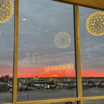 Delta Sky Club - Concourse B - Gate 18 - Airport Lounges Near Me - Atlanta, Georgia