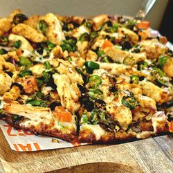 Tandoori Pizza - Yummy Desi garlic chicken