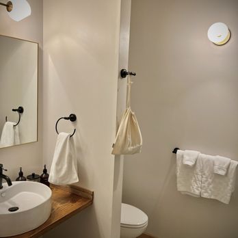 Bowline Hotel - Bathroom - Hotels Near Me - Astoria, Oregon Bowline Hotel - Bathroom - Hotels Near Me - Astoria, Oregon