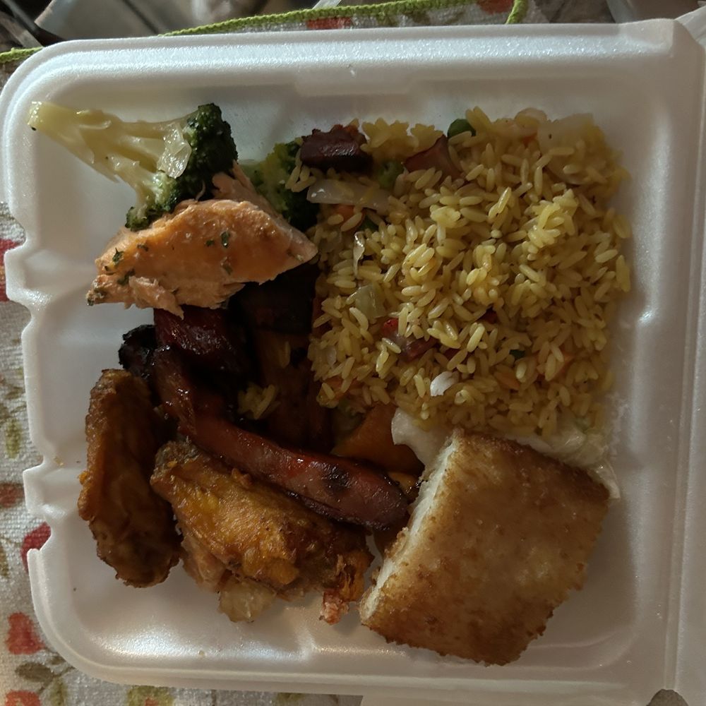 Chicken wings,ribs,small pieces of salmon, fried rice, broccoli Chicken wings,ribs,small pieces of salmon, fried rice, broccoli