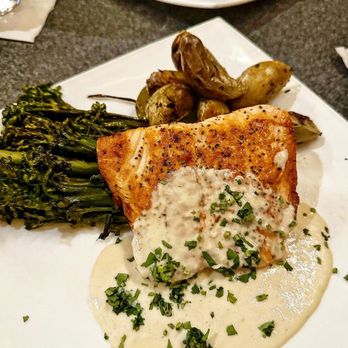Gallery Bar & Grill - Salmon Dinner w beur blanc sauce, broccoli rabe, potatoes - Cocktail Bars Near Me - Los Angeles, California