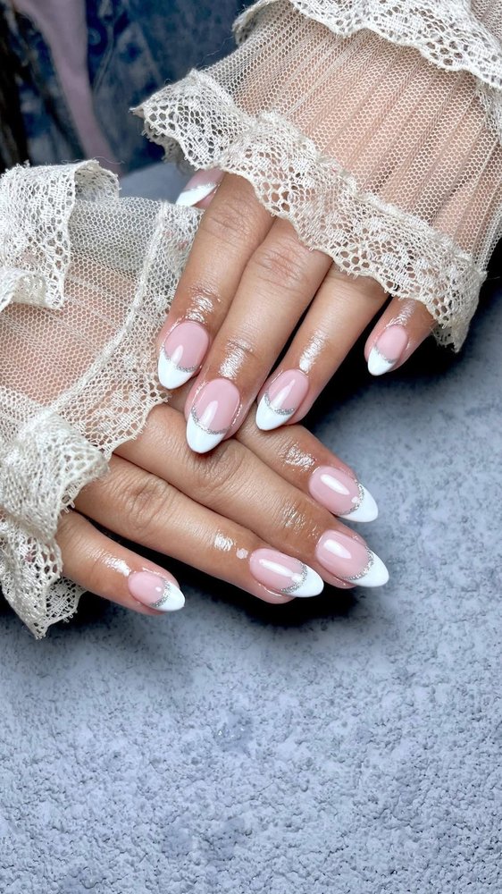 Gold Nails Logo