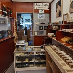 Wohlfarth Schokolade - Blick in den Laden und auf die Vitrine