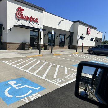 Chick-fil-A - New Chick-fil-A outside - Fast Food Near Me - Salem, Oregon