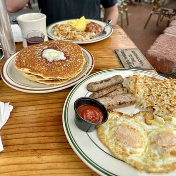 Harry's Coffee Shop - Pancakes, chicken sausage, hashbrowns - Breakfast & Brunch Near Me - Del Mar, California