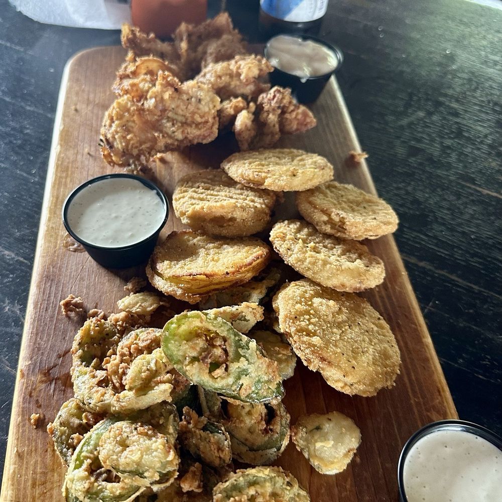 Sampler Platter with Fried Green Tomatoes, Fried Jalapeños & Fried Bacon. Oh My!!