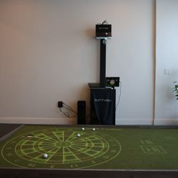 Perfect Par Golf Studio - High-tech putting green from Puttview. Improve your putting game through pro-level drills, interactive games, and putting training aids.