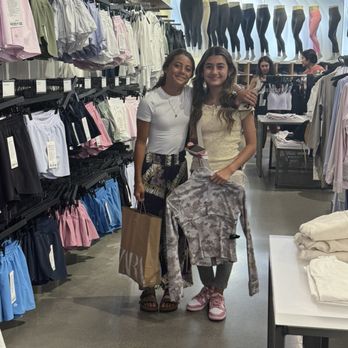 Lululemon - Friends - Sports Wear Near Me - Honolulu, Hawaii