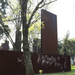 Memorial a las Víctimas de la Violencia - En 2013 se inauguró este monumento en honor a todas las víctimas de la violencia en el país.