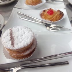 Palermo - Pasteles de almendras, manzana y milhojas de crema de vainilla