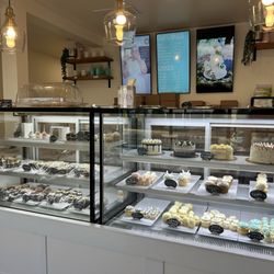 Fat Cupcake - Nice selection, even near closing!