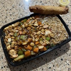 Lucky House Chinese Cuisine - Kung pao chicken combo
