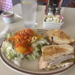 Turkey sandwich and cashew salad Turkey sandwich and cashew salad