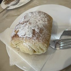 Le Pôeme - Chocolate croissant