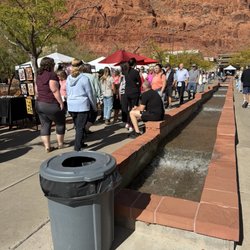 Tuacahn Saturday Market - Farmers market along beautiful man made stream