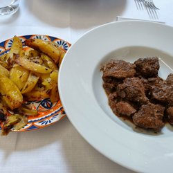 Bagoga - Zart gekochtes Wildschweinfleisch mit Kartoffeln als Beilage
