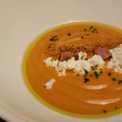 La Taberna del Chef del Mar - Salmorejo con chicharrones de atún