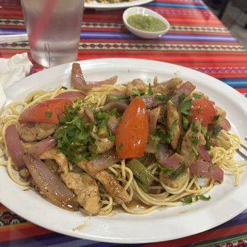 Sabor a Peru - Tallarín saltado de pollo - Peruvian Near Me - Covina, California Sabor a Peru - Tallarín saltado de pollo - Peruvian Near Me - Covina, California