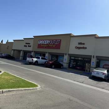 Grocery Outlet - Walking in.... - Grocery Near Me - Lemoore, California