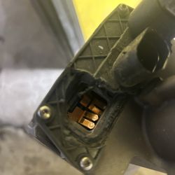 Auto Vehicle Parts - Looks like someone broke it off with a screwdriver