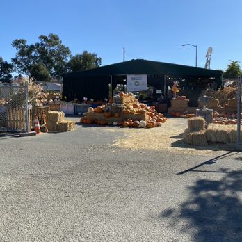 Windmill Farms - Hay bales, good signage for mask wearing - Grocery Near Me - San Ramon, California