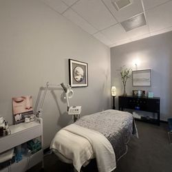 Derma Lounge