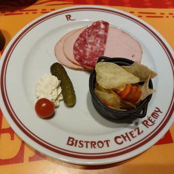 Bistrot Chez Rémy - Charcuterie plate, vegetable crisps and The Laughing Cow cheese - French Near Me - Chessy, 77 Bistrot Chez Rémy - Charcuterie plate, vegetable crisps and The Laughing Cow cheese - French Near Me - Chessy, 77