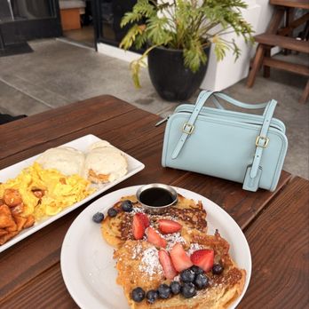 Fratelli Cafe - Crunchy Croissant French Toast Biscuits & Gravy - Coffee & Tea Near Me - Los Angeles, California