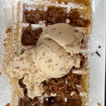 Maison Dandoy - Speculoos waffle - Desserts Near Me - Brussels, BRU Maison Dandoy - Speculoos waffle - Desserts Near Me - Brussels, BRU