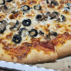Martin's Restaurant - Mushroom & olive pizza