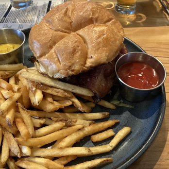 10 Barrel Brewing - West Side Bend - Burger..with the best fries ever! - Brewpubs Near Me - Bend, Oregon 10 Barrel Brewing - West Side Bend - Burger..with the best fries ever! - Brewpubs Near Me - Bend, Oregon