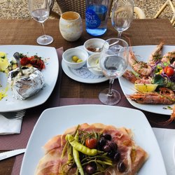 La Tasca - Hauptgericht Lachs mit Riesen Kartoffel in Pilzsoße; Mallorquinisches Brot mit Schinken; Tapas Riesen Garnelen