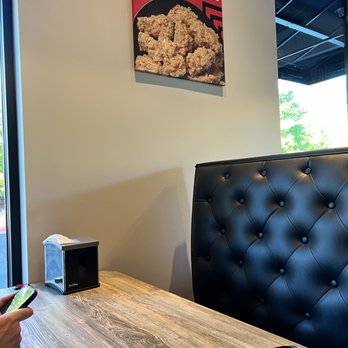 bb.q Chicken Johns Creek - Clean Comfortable Seating - Korean Near Me - Duluth, Georgia