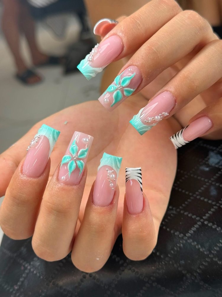 Bloomora Nails Logo