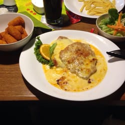 Landgaststätte Am Schloss - Knoblauch Schnitzel mit Kroketten.